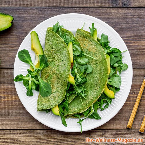 Grüne Low-Carb-Pfannkuchen mit Feldsalat und Avocado