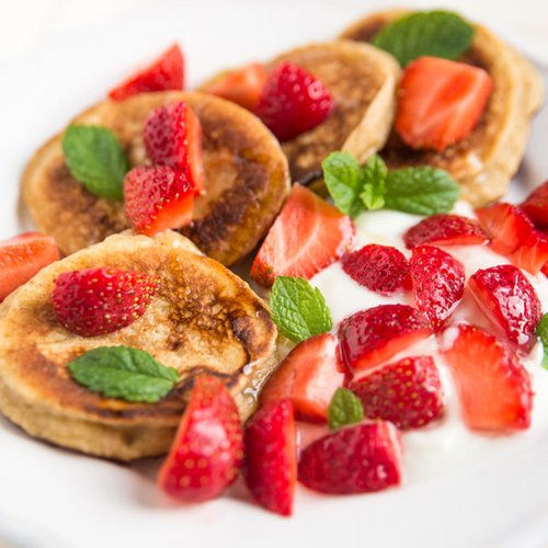 Low-Carb-Pancakes mit Joghurt und Erdbeeren