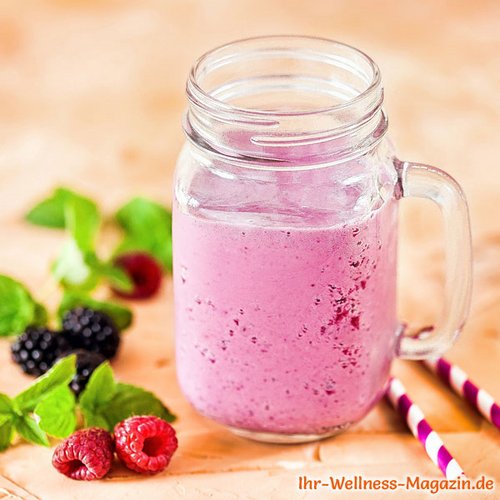 Proteinshake mit Beeren und Quark