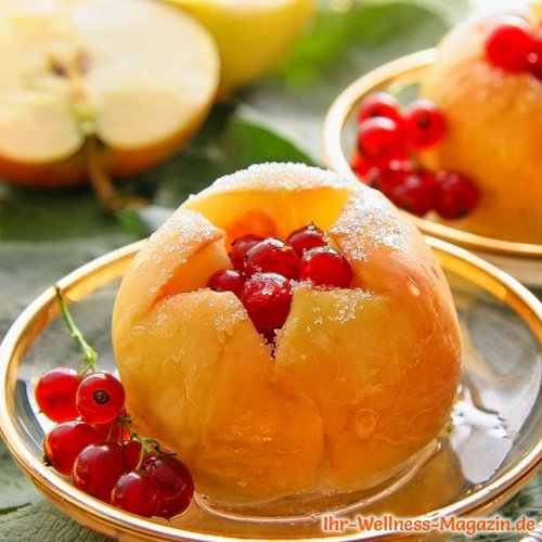 Gefüllter Bratapfel mit Johannisbeeren