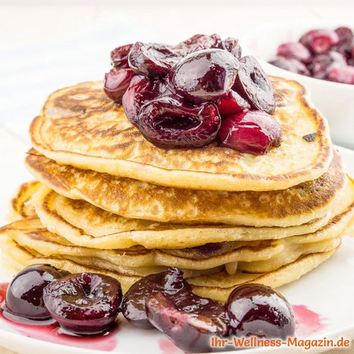 Low Carb Mascarpone-Pancakes mit Kirschkompott