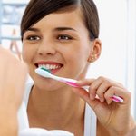 weiter zu - Weißere Zähne durch Zahnaufhellung