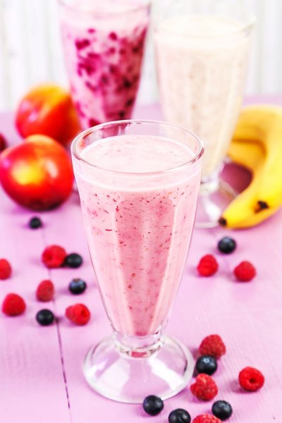 Eiweißshake mit Himbeeren und Blaubeeren