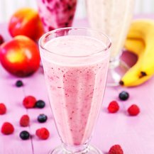 Eiweißshake mit Himbeeren und Blaubeeren