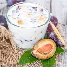 Schnelles Low Carb Eiweiß-Dessert mit Pflaumen