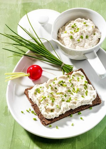 Magerquark-Rezepte zum Abnehmen: Kräuterquark auf Vollkornbrot