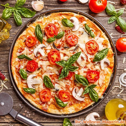 Low-Carb-Pizza mit Tomaten, Pilzen und Basilikum