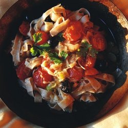 Schlank Rezept: Tomaten-Tagliatelle mit Pecorino