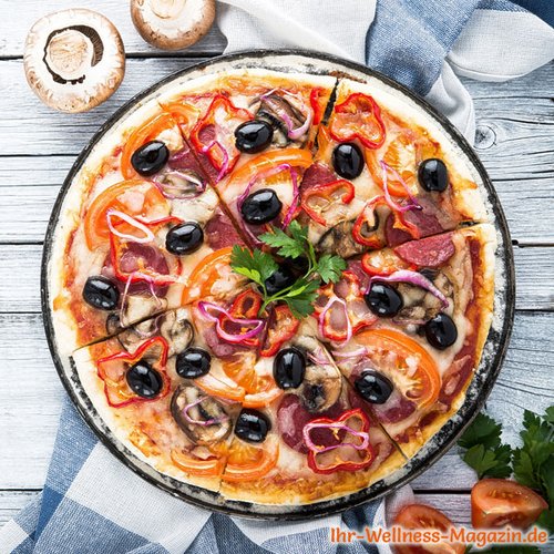 Low-Carb-Pizza mit Salami, Paprika und Oliven 