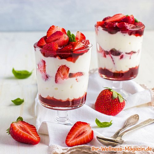 Schichtdessert mit Quark und Erdbeeren