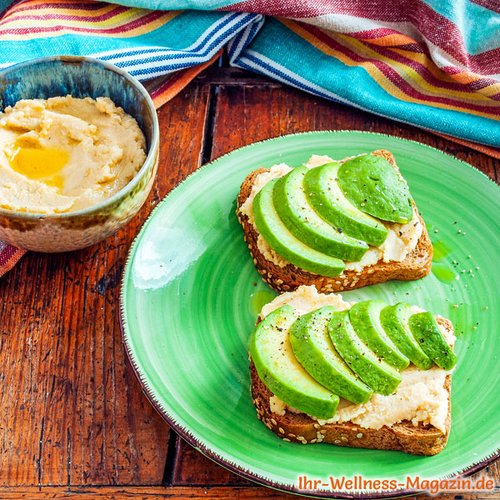 Low-Carb-Brot mit Hummus und Avocado