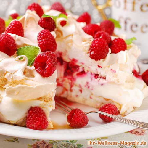 Leichte Low Carb Himbeer-Quark-Torte mit Meringue