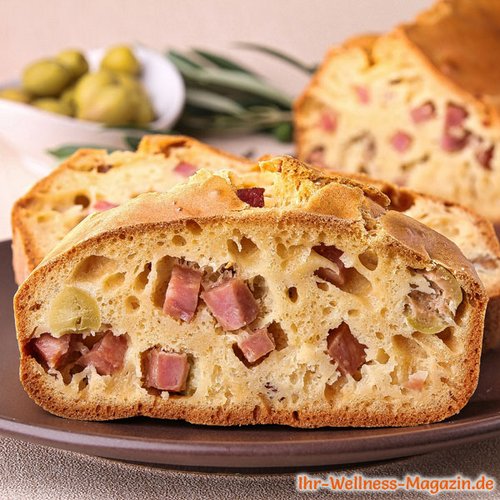 Eiweißbrot mit Schinken und Oliven