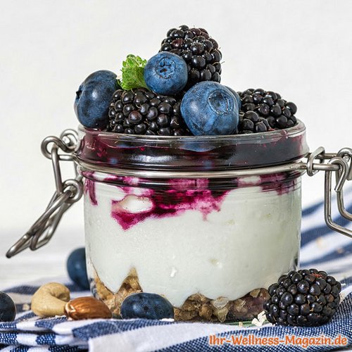 Brombeer-Quark-Dessert mit Nuss