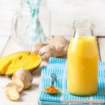 Cremiger Mango-Eiweißshake mit Ingwer 