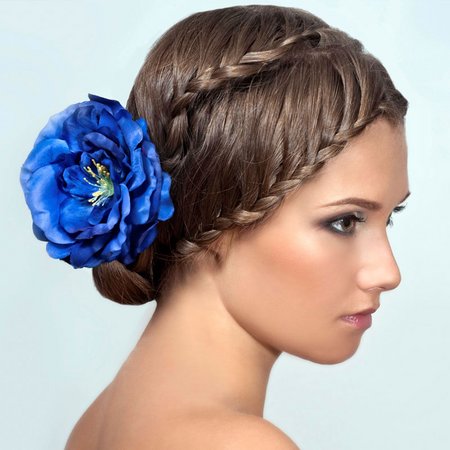 Geflochtener Haarkranz mit Dutt und Blume im Haar