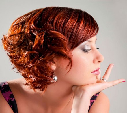 Freche Frisur für kurze rote Haare mit Locken