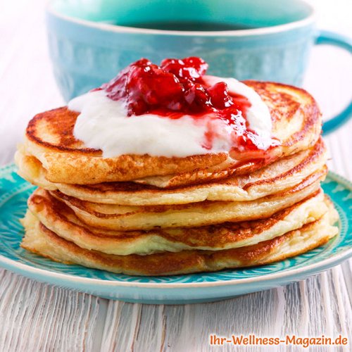 Low Carb Buttermilch-Pfannkuchen mit Joghurt und Marmelade