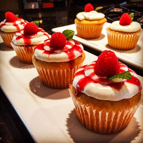 Fruchtige Himbeer-Cupcakes mit Vanille-Topping