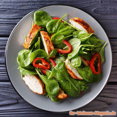 Salat mit Spinat, Paprika und Hähnchenbrust