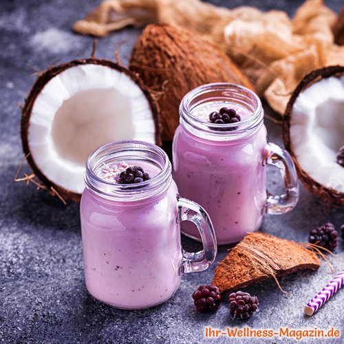 Kokos-Proteinshake mit Brombeeren