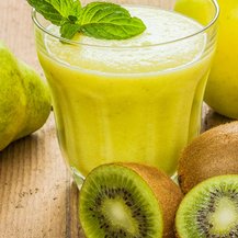 Buttermilch-Shake mit Birne, Kiwi und Apfel