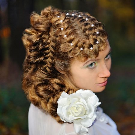 Flechtzopf am Kopf mit Perlen und Blume im Haar