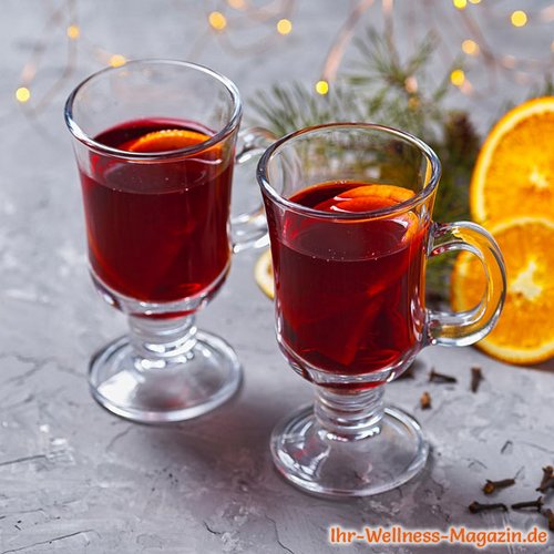 Roter Glühwein mit Orangensaft