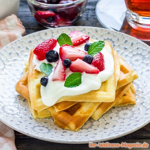 Low Carb Vanille-Waffeln mit Joghurt und Beeren