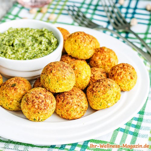 Low Carb Kichererbsen-Karotten-Bällchen mit Pesto