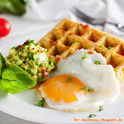 Low-Carb-Waffeln mit Ei und Avocadocreme