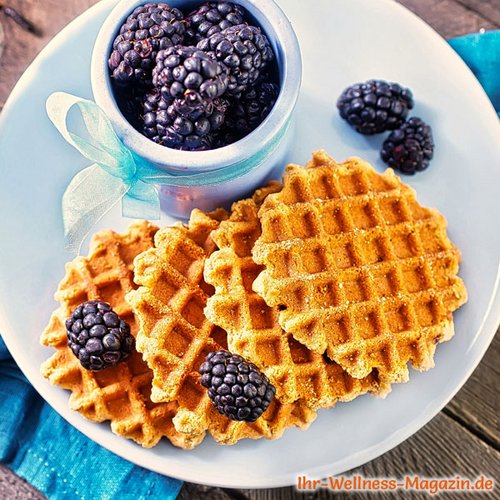 Low Carb Buttermilch-Waffeln mit Brombeeren