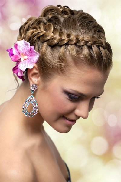 Geflochtener Haarkranz mit Blumen im Haar