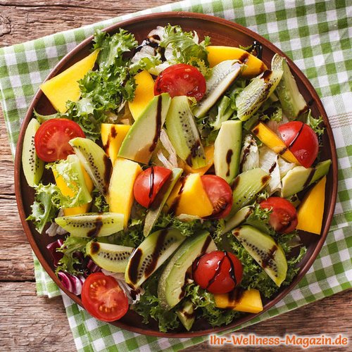 Salat mit Avocado, Mango und Kiwi - gesundes Low-Carb-Rezept