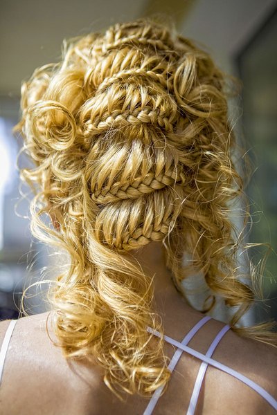 Edle Flechtfrisur mit Locken