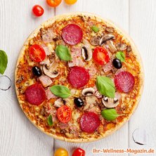 Low-Carb-Pizza mit Salami und Pilzen
