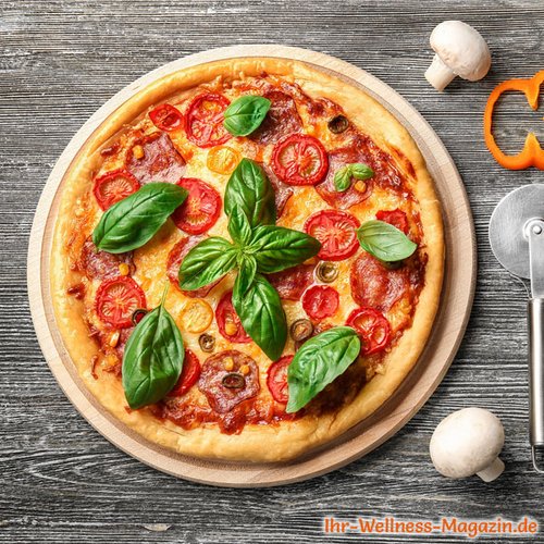 Low-Carb-Pizza mit Salami, Tomaten und Käse