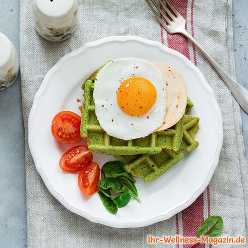 Protein-Spinat-Waffeln mit Spiegelei