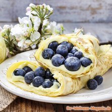 Protein-Pfannkuchen gefüllt mit Vanillecreme und Blaubeeren