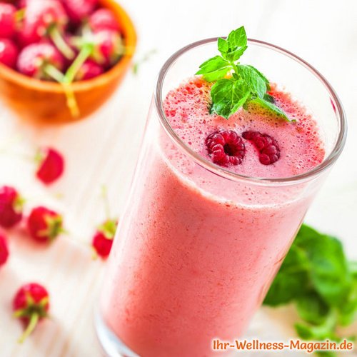 Eiweißshake mit Himbeeren und Erdbeeren