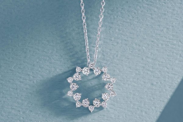 Schmuck als Ausdruck der Persönlichkeit: Wie Accessoires das Wohlbefinden steigern