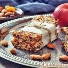 Müsliriegel mit Apfel und Mandeln