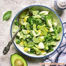 Avocado-Salat mit Gurke, Brokkoli und Ei 