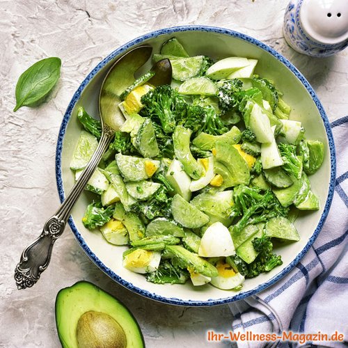 Avocado-Salat mit Gurke, Brokkoli und Ei - gesundes Low-Carb-Rezept zum ...