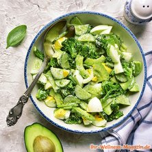 Avocado-Salat mit Gurke, Brokkoli und Ei - gesundes Low-Carb-Rezept