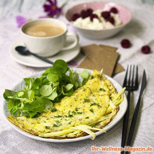 Low-Carb-Omelett mit Zucchini und Feldsalat 