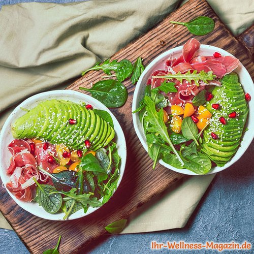 Salat mit Avocado und Serrano-Schinken