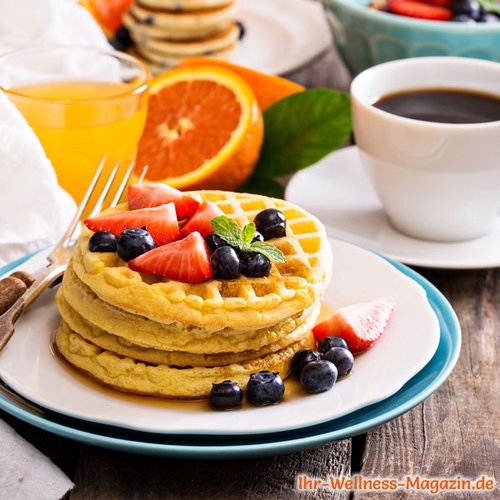 Low Carb Kokos-Waffeln mit Beeren