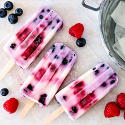 15 Low-Carb-Rezepte für fruchtiges Eis am Stiel