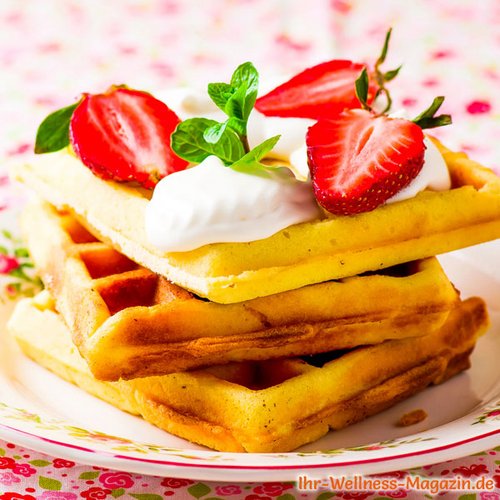 Low Carb Vanille-Quark-Waffeln mit Erdbeeren